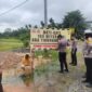 Personil Polres Tanjab Barat saat melakukan pemasangan spanduk Himbauan di Jalan Lintas Kuala Tungkal-Jambi (Humas)