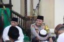 Kapolres Tanjab Barat AKBP Agung Bssuki, S. I. K., M. M bersama Ketua MUI Provinsi Jambi Prof DR H Hadri Hasan, M  . A saat peringatan Nuzulul Qur'an di Masjid Nur Annisa (Humas)