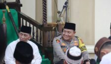 Kapolres Tanjab Barat AKBP Agung Bssuki, S. I. K., M. M bersama Ketua MUI Provinsi Jambi Prof DR H Hadri Hasan, M  . A saat peringatan Nuzulul Qur'an di Masjid Nur Annisa (Humas)