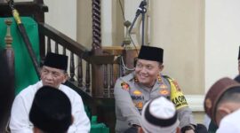 Kapolres Tanjab Barat AKBP Agung Bssuki, S. I. K., M. M bersama Ketua MUI Provinsi Jambi Prof DR H Hadri Hasan, M  . A saat peringatan Nuzulul Qur'an di Masjid Nur Annisa (Humas)