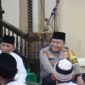 Kapolres Tanjab Barat AKBP Agung Bssuki, S. I. K., M. M bersama Ketua MUI Provinsi Jambi Prof DR H Hadri Hasan, M  . A saat peringatan Nuzulul Qur'an di Masjid Nur Annisa (Humas)