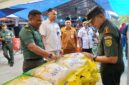 Dandim 0419/Tanjab Letkol Arm Dwi Sutaryo, S. E., M. Han bersama Pasiter, Kepala Cabang Bulog dan Kadis Koperindag melihat langsung tahan pokok yang dijual (LT)