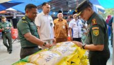 Dandim 0419/Tanjab Letkol Arm Dwi Sutaryo, S. E., M. Han bersama Pasiter, Kepala Cabang Bulog dan Kadis Koperindag melihat langsung tahan pokok yang dijual (LT)