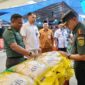 Dandim 0419/Tanjab Letkol Arm Dwi Sutaryo, S. E., M. Han bersama Pasiter, Kepala Cabang Bulog dan Kadis Koperindag melihat langsung tahan pokok yang dijual (LT)