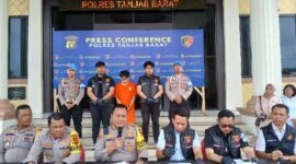 Didampingi PJU Kapolres Tanjab Barat Polda Jambi AKBP Agung Basuki, S. I. K., M. M berikan keterangan kepada pers (LT)