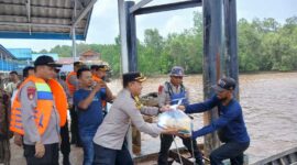 Didampingi Kasatpolair AKP Hermanto, Kapolres Tanjab Barat AKBP Agung Basuki bagikan Paket sembako kepada Nelayan (LT)