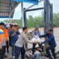Didampingi Kasatpolair AKP Hermanto, Kapolres Tanjab Barat AKBP Agung Basuki bagikan Paket sembako kepada Nelayan (LT)