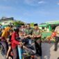 Dandim 0419/Tanjab Letkol Arm Dwi Sutaryo diidampingi Kabang Ops Polres Tanjab Barat AKP Julius Sitepu, Danposal  Kapten Laut (P) Agus Toha dan Personil Subdenpom II/2-2 Tanjab saat bagikan Takjil (LT)