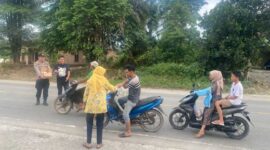 Kegiatan Personil Polsek Tungkal Ulu Bagi-Bagi Takjil (Humas)