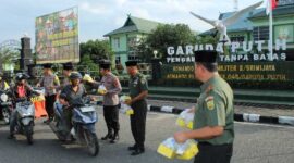 Korem 042/Gapu dan Polsek Telanaipura berbagi takjil (Penrem042gapu)