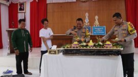 Kapolres Tanjab Barat AKBP Agung Basuki bersama Wakapolres Kompol Johan Christy Silaen dan Para Pemain Arakan Sahur Masjid Nur Annisa saat Potong Tumpeng (Humas)