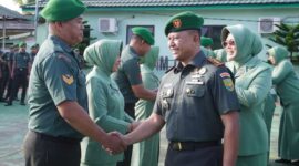 Letkol Arm Dwi Sutaryo, S. E., M. Han didampingi Ketua Persit Ny Tanty Dwi Sutaryo berikan ucapan selamat (Pentjb)