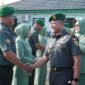 Letkol Arm Dwi Sutaryo, S. E., M. Han didampingi Ketua Persit Ny Tanty Dwi Sutaryo berikan ucapan selamat (Pentjb)