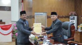 Hamdani, S. E terima nota pengantar LKPJ Bupati Tanjab Barat Drs H Anwar Sadat, M. Ag (Ist)