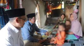 Didampingi Ketua BAZNAS Tanjab Barat Bupati Anwar Sadat Menyerahkan Bantuan Bedah Rumah (Pro)