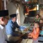 Didampingi Ketua BAZNAS Tanjab Barat Bupati Anwar Sadat Menyerahkan Bantuan Bedah Rumah (Pro)