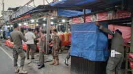 Personil Satpol PP Tanjab Barat saat menertibkan lapak pedagang (LT)
