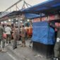 Personil Satpol PP Tanjab Barat saat menertibkan lapak pedagang (LT)