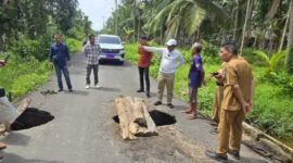 Bupati Tanjab Barat Drs H Anwar Sadat, M. Ag bersama OPD Terkait Tinjau Jalan Rusak di Desa Semau (Ist)