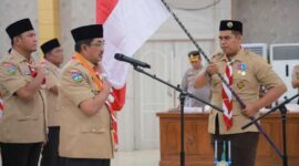 Kamabicab gerakan pramuka cabang Tanjab Barat Anwar Sadat dan pengurus saat dikukuhkan (Pro)