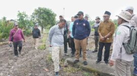 Bupati Anwar Sadat bersama Kadis PUPR, Perakim dan Camat Seko Tinjau Pengerjaan Peningkatan Jalan (Pro)
