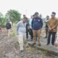 Bupati Anwar Sadat bersama Kadis PUPR, Perakim dan Camat Seko Tinjau Pengerjaan Peningkatan Jalan (Pro)