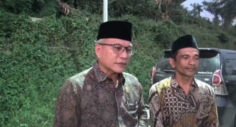 Ketua DPRD Muaro Jambi Aidi Hatta bersama Kades Talang Belido Fadli (Ist)