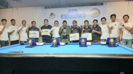 Penasehat POBSI Tanjab Barat Syufrayogi Syaiful, Ketua POBSI Rendra Monti, para Juara dan Panitia Turnamen bersama Bupati Anwar Sadat dan Ketua KONI Jamal Darmawan Sie (LT)