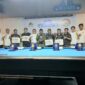 Penasehat POBSI Tanjab Barat Syufrayogi Syaiful, Ketua POBSI Rendra Monti, para Juara dan Panitia Turnamen bersama Bupati Anwar Sadat dan Ketua KONI Jamal Darmawan Sie (LT)