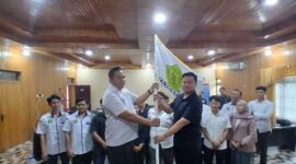 Ketua Umum Pengprov Perpani Jambi Heriyanto menyerahkan Pataka Perpani kepada Ketua Umum Pengkab Perpani Tanjab Barat Azmi Saputra (LT)