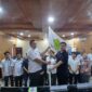 Ketua Umum Pengprov Perpani Jambi Heriyanto menyerahkan Pataka Perpani kepada Ketua Umum Pengkab Perpani Tanjab Barat Azmi Saputra (LT)
