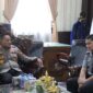 Kakanim Kuala Tungkal Andriw Guntur Suryadarma Simanjuntak saat berbincang dengan AKBP Agung Basuki (Humas Imigrasi)
