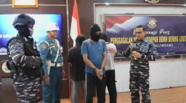Danlanal Palembang Kolonel Laut (P) Faisal gelar terduga pelaku penyelundupan dan BBL (Dok TNI-AL)