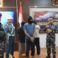 Danlanal Palembang Kolonel Laut (P) Faisal gelar terduga pelaku penyelundupan dan BBL (Dok TNI-AL)