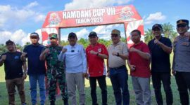 Ketua DPRD Hamdani dampingi Bupati Anwar Sadat dan Undangan disela pembukaan Turnamen Sepak Bola Hamdani Cup VII (LT)
