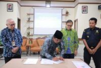 Bupati Tanjab Barat Anwar Sadat teken Naskah Hibah (Pro)