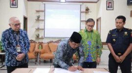 Bupati Tanjab Barat Anwar Sadat teken Naskah Hibah (Pro)