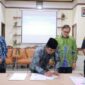 Bupati Tanjab Barat Anwar Sadat teken Naskah Hibah (Pro)