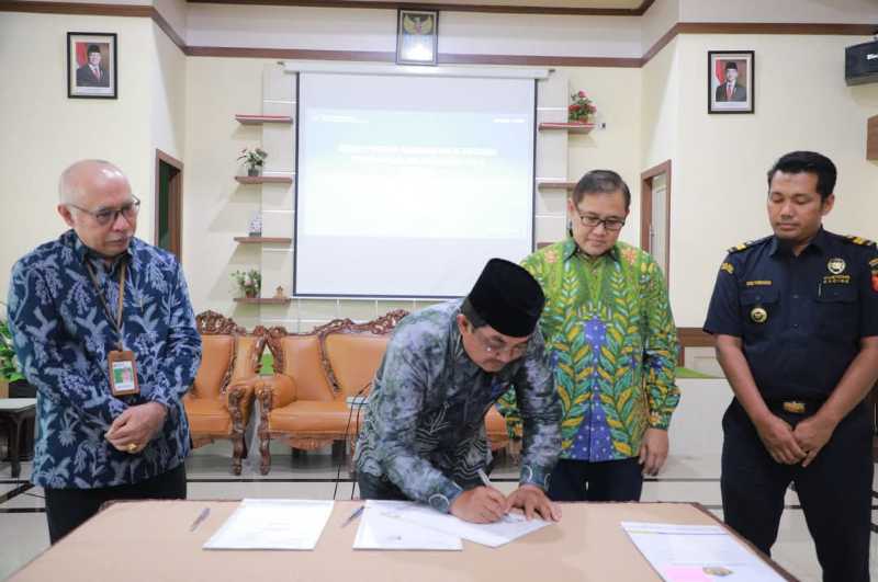Bupati Tanjab Barat Anwar Sadat teken Naskah Hibah (Pro)
