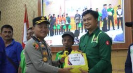 Kapolres Tanjab Barat AKBP Agung Basuki bagikan Sembako ke Perwakilan Kelompok Serikat Pekerja di Tanjab Barat (Humas)