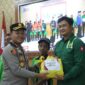 Kapolres Tanjab Barat AKBP Agung Basuki bagikan Sembako ke Perwakilan Kelompok Serikat Pekerja di Tanjab Barat (Humas)