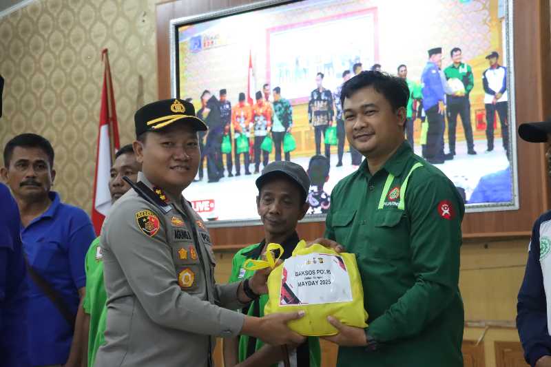 Kapolres Tanjab Barat AKBP Agung Basuki bagikan Sembako ke Perwakilan Kelompok Serikat Pekerja di Tanjab Barat (Humas)