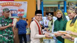 Pauzan Najri tinjau dan belanja di stand hasil selebrasi panen karya P5 (LT)