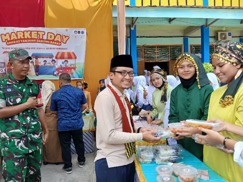 Pauzan Najri tinjau dan belanja di stand hasil selebrasi panen karya P5 (LT)