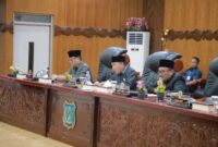 Ketua DPRD Tanjab Barat Hamdani saat pimpin Rapat Paripurna didampingi Wakil Ketua H Muh Sjafril Simamora, Hasan Basyri Harahap dan Wakil Bupati Katamso (Pro)