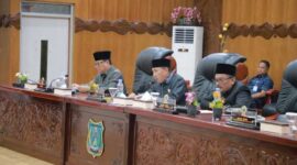 Ketua DPRD Tanjab Barat Hamdani saat pimpin Rapat Paripurna didampingi Wakil Ketua H Muh Sjafril Simamora, Hasan Basyri Harahap dan Wakil Bupati Katamso (Pro)