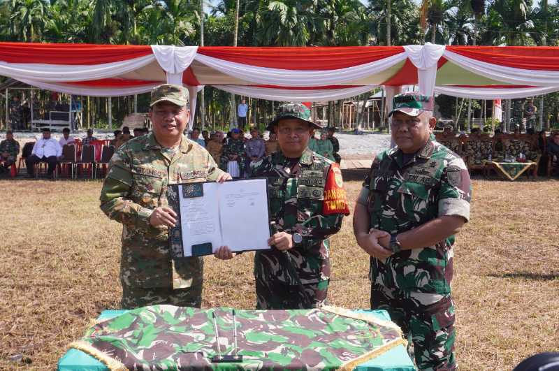 Wabup Katamso beraama Dandim 0419/Tanjab Letkol Arm Dwi Sutaryo dan Kasrem 042/Gapu Kolonel Inf Eddy Basuki usai penekenan Berita Acara TMMD le-124 Tahun 2025 (Pentjb)