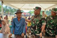 Kasrem 042/Gapu Kolonel Inf Eddy Basuki didampingi Dandim 0419/Tanjab Letkol Arm Dwi Sutaryo berbincang dengan seorang warga yang mengikuti pelayanan pengobatan massal TMMD Ke-124 Tahun 2025 (LT)