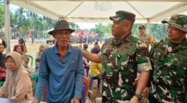 Kasrem 042/Gapu Kolonel Inf Eddy Basuki didampingi Dandim 0419/Tanjab Letkol Arm Dwi Sutaryo berbincang dengan seorang warga yang mengikuti pelayanan pengobatan massal TMMD Ke-124 Tahun 2025 (LT)