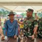 Kasrem 042/Gapu Kolonel Inf Eddy Basuki didampingi Dandim 0419/Tanjab Letkol Arm Dwi Sutaryo berbincang dengan seorang warga yang mengikuti pelayanan pengobatan massal TMMD Ke-124 Tahun 2025 (LT)